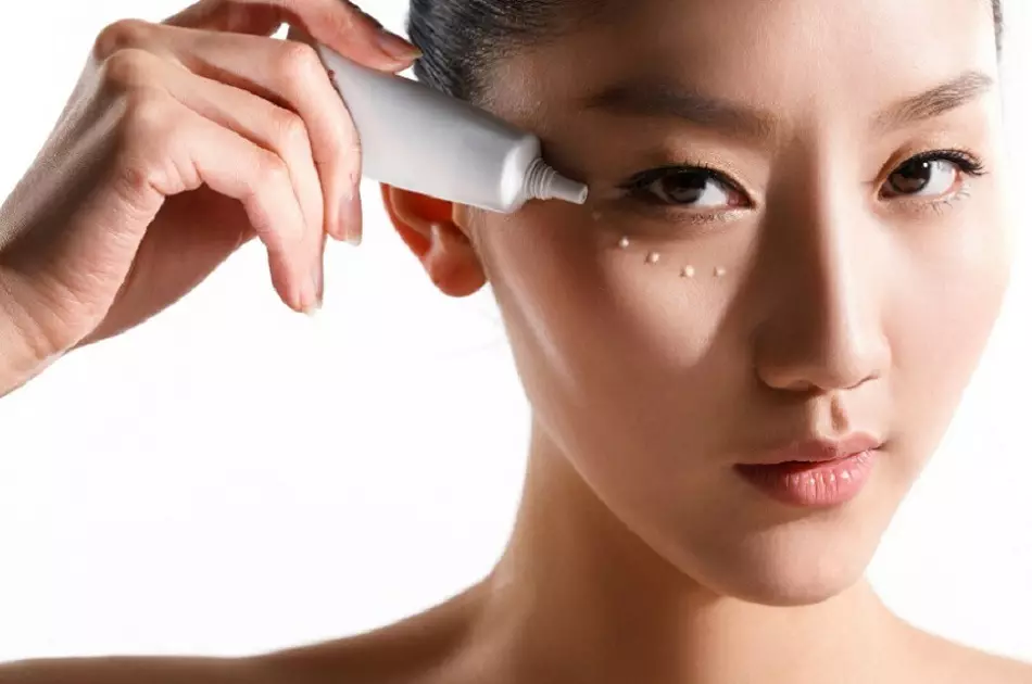 Ang Korean Face Skin Care: Mga lakang sa usa ka sistema sa 10-Speed ​​Procedure, kung giunsa ang paghimo sa usa ka phased, 10-lakang nga pamaagi 4249_8