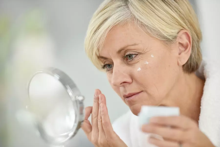 Facial Care hjemme efter 50 år: kosmetologrådgivning, aften kosmetiske procedurer for foryngelse 4252_10