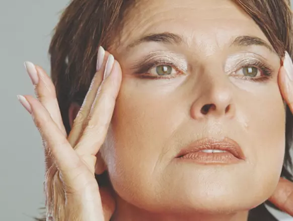 مراقبت صورت در خانه پس از 50 سال: مشاوره ارایش زنانه، روشهای زیبایی آرایشی برای جوان سازی 4252_11