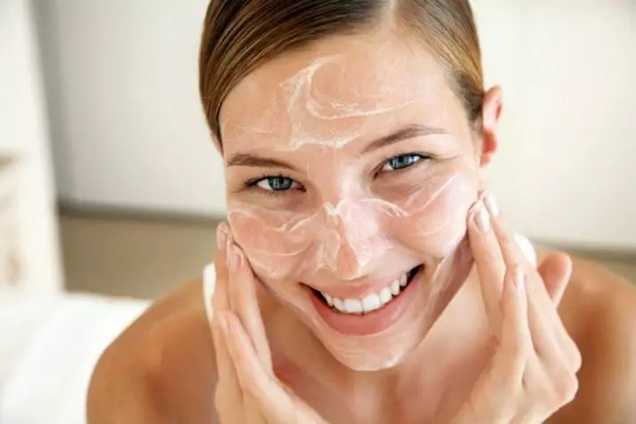 مراقبت صورت در خانه پس از 50 سال: مشاوره ارایش زنانه، روشهای زیبایی آرایشی برای جوان سازی 4252_13