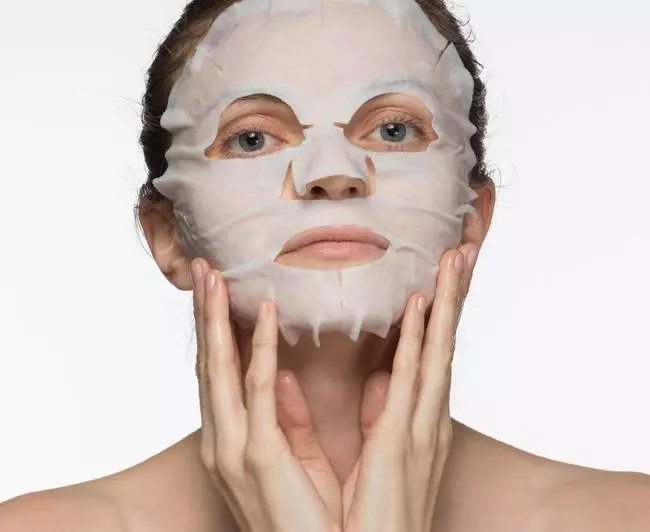 Cuidado facial en casa después de 50 años: consejos de cosmetóloga, procedimientos cosméticos por la noche para el rejuvenecimiento 4252_24