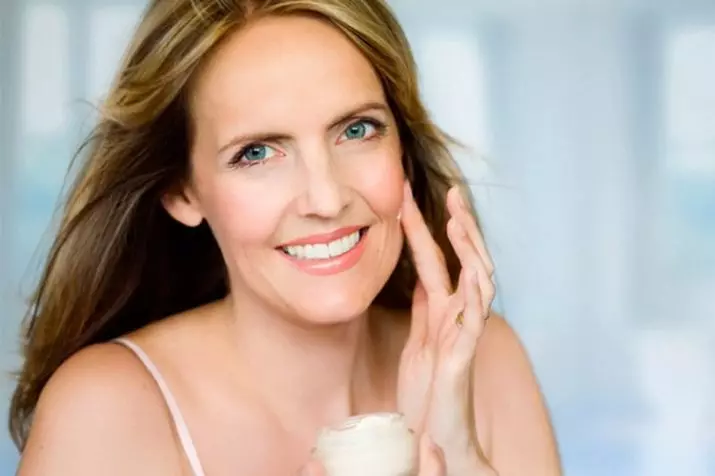 Gezichtsverzorging thuis na 50 jaar: Cosmetologist Advies, Avond Cosmetische procedures voor verjonging 4252_27