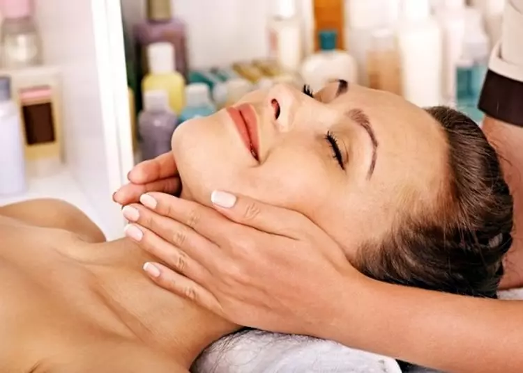 Kasvojen hoito kotona 50 vuoden jälkeen: kosmetologi neuvonta, ilta kosmeettiset menettelyt nuorentamiseen 4252_34