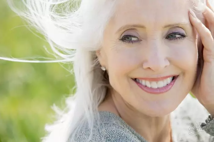 Penjagaan Muka di Rumah Selepas 50 tahun: Nasihat Kosmetik, Prosedur Kosmetik Petang untuk Peremajaan 4252_36