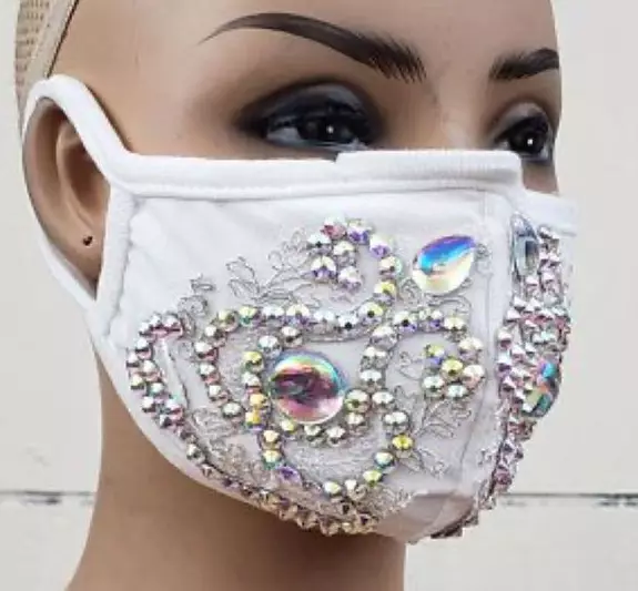 Bagaimana cara menghias topeng pelindung? 47 foto dekorasi masker medis rhinestones dengan tangan Anda sendiri, ide-ide lain dari dekorasi yang indah dari topeng yang dapat digunakan kembali untuk wajah 4260_15