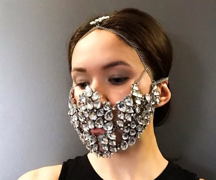 Πώς να διακοσμήσετε μια προστατευτική μάσκα; 47 Διακόσμηση φωτογραφιών Ιατρική μάσκα Rhinestones με τα χέρια σας, άλλες ιδέες μιας όμορφης διακόσμησης των επαναχρησιμοποιήσιμων μάσκες για το πρόσωπο 4260_16