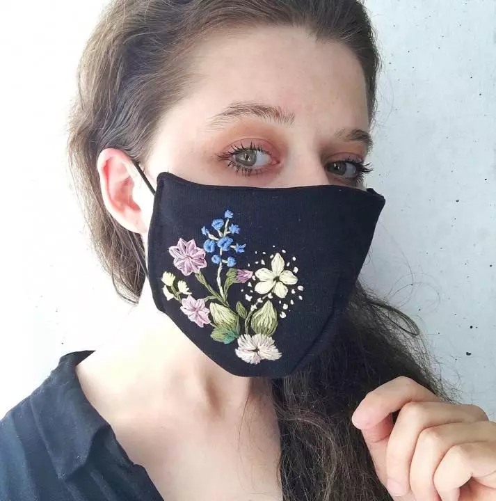 Jak ozdobić maskę ochronną? 47 Dekoracja fotografii Medyczna Maska Dżetów z własnymi rękami, inne pomysły pięknego wystroju masek wielokrotnego użytku na twarz 4260_23