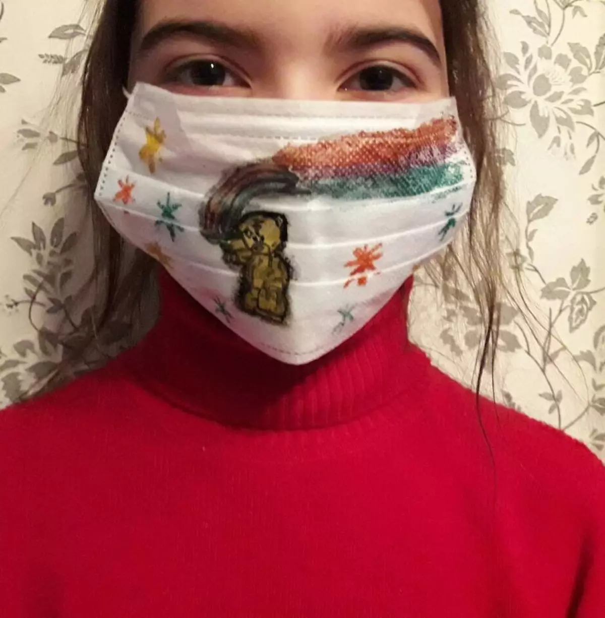 Bagaimana cara menghias topeng pelindung? 47 foto dekorasi masker medis rhinestones dengan tangan Anda sendiri, ide-ide lain dari dekorasi yang indah dari topeng yang dapat digunakan kembali untuk wajah 4260_37