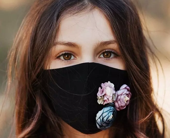 Jak ozdobić maskę ochronną? 47 Dekoracja fotografii Medyczna Maska Dżetów z własnymi rękami, inne pomysły pięknego wystroju masek wielokrotnego użytku na twarz 4260_8