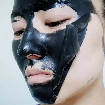 Maskers films (28 foto's): Gouden en zwarte Koreaanse maskers met hijseffect, film Wit-Russische maskers met kolen en andere opties 4261_21