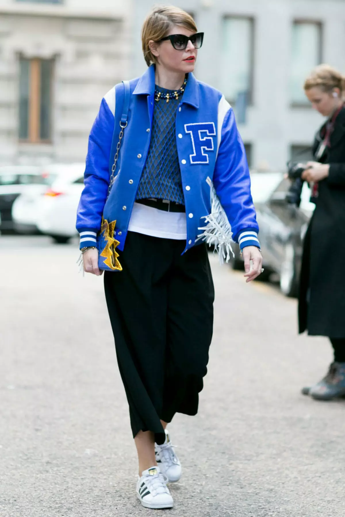 ब्लू जॅकेट्स (50 फोटो): मादी मॉडेल, जे कपडे घालतात, गडद निळे जॅकेट्स