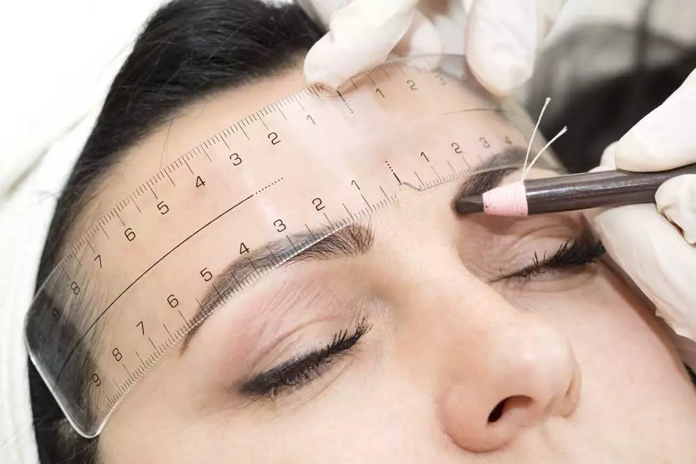 Eyebrow Tattoo (33 Foto): Apa itu dan bagaimana ia, jenis aplikasi dan teknik mewujudkan bentuk yang indah dari alis, ulasan 4276_21