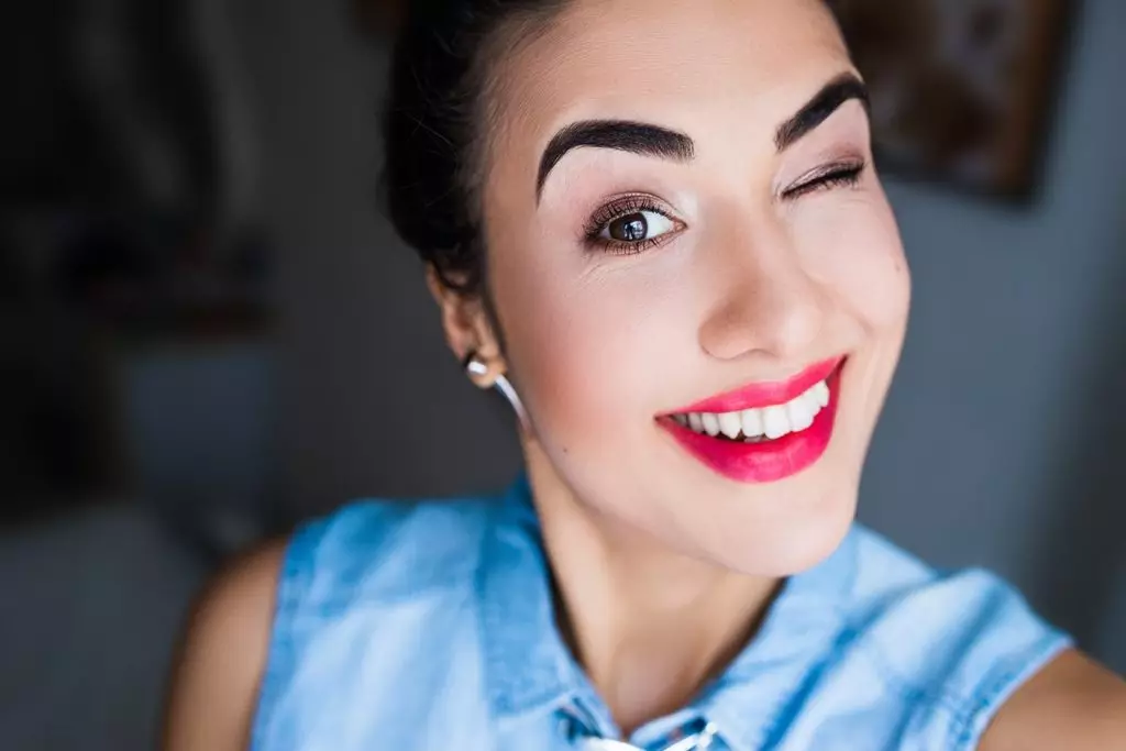 Eyebrow Extensioun (33 Fotoen): Wéi och doheem ze erhéijen a wéi vill ofgehale gëtt, Bewäertungen 4287_2