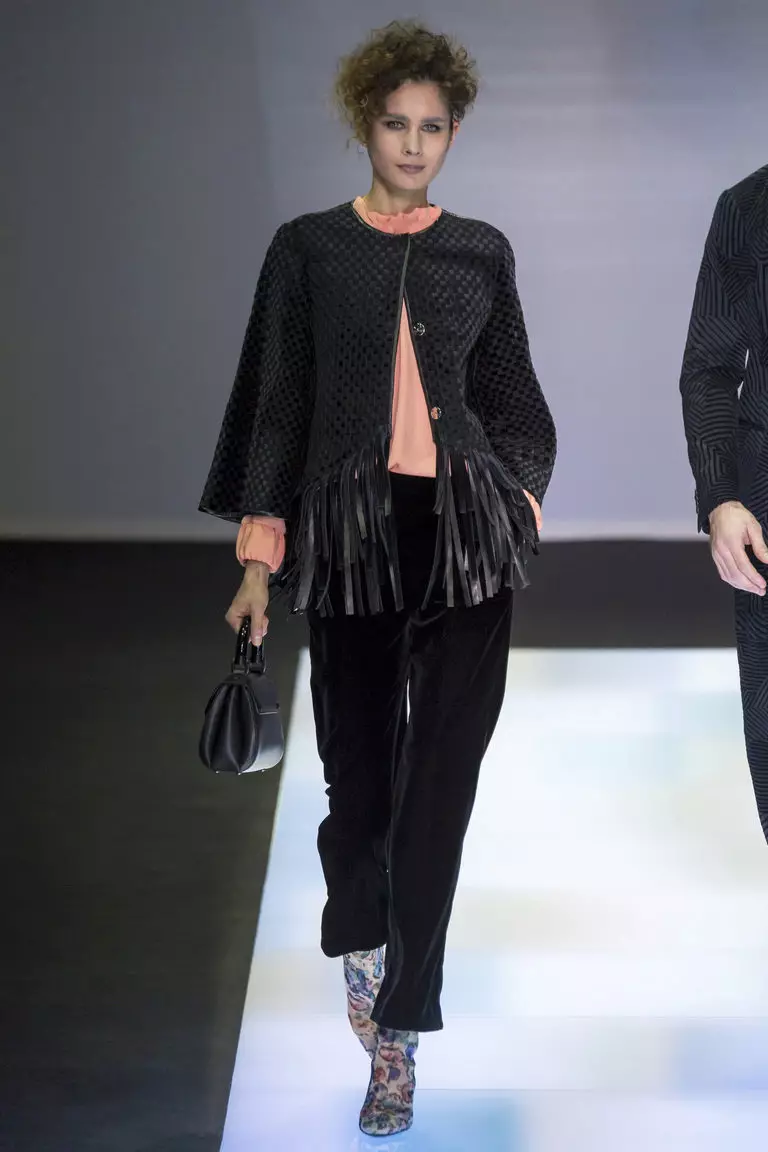 Модні куртки 2021 (199 фото): стильні жіночі моделі, ефектні образи, без коміра, непромокальні 431_124