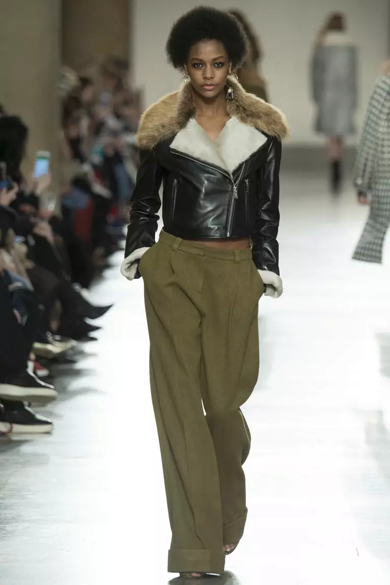 Модні куртки 2021 (199 фото): стильні жіночі моделі, ефектні образи, без коміра, непромокальні 431_15