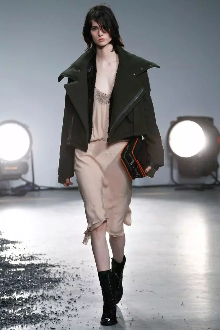 Модні куртки 2021 (199 фото): стильні жіночі моделі, ефектні образи, без коміра, непромокальні 431_46