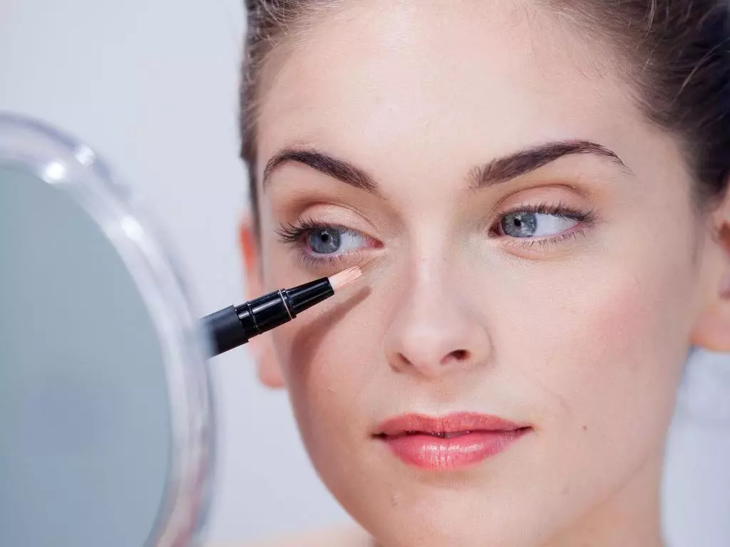 Wie verkleinern Sie Blutergüsse mit Kosmetika unter den Augen? Was macht schwarze Kreise? Die besten Kosmetika von dunklen Flecken 4355_18