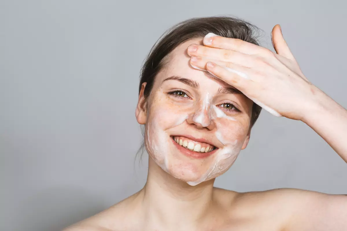 Kozmetika pre problémovú kožu: Odchod z organickej kozmetiky na tvár v lekárňach a najlepšia dekoratívna kozmetika 4360_6