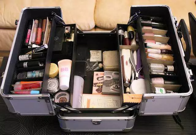 Cases de cosméticos (60 fotos): maletas sobre rodas, bolsas e outros almacenamento de cosméticos de beleza. Elección de casos cosméticos profesionais 4364_58