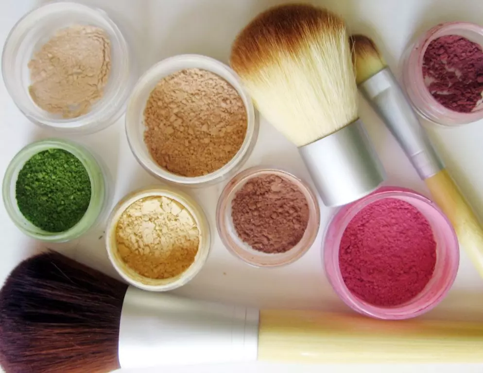 Mineral kosmetika: Roek, Belka, Etheria och andra märken. Hur man använder dekorativa kosmetika? Recept, Sammansättning, Recensioner 4378_4