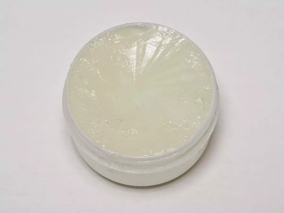 Cosmetische vaseline (19 foto's): samenstelling en toepassing. Wat is het nodig in cosmetica? Overzicht van 
