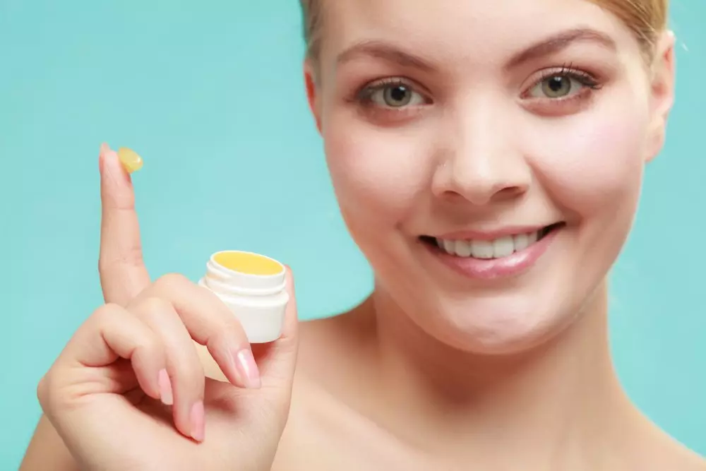 Kosmetiese Vaseline (19 foto's): Samestelling en toepassing. Wat is dit nodig in skoonheidsmiddels? Oorsig van 