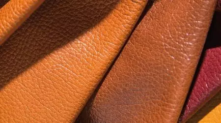 Babae artificial leather jackets (51 mga larawan): Pinili ng jackets mula sa leatherette, kung paano makinis ang dyaket mula sa leatherette