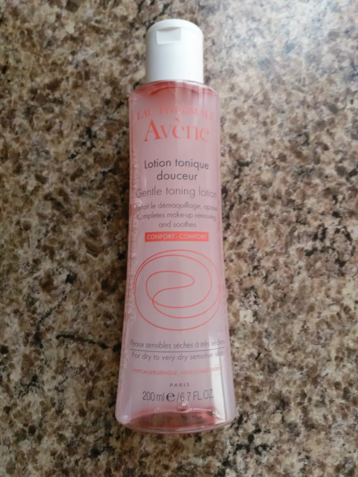 Cosmetics Avene: Nodweddion colur fferylliaeth ar gyfer croen problem, disgrifiad o'r gwneuthurwr, adolygiadau eli haul, adolygiadau cosmetologists 4446_14