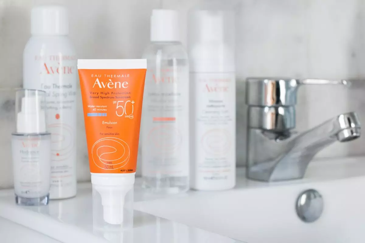 Avene Cosmetics: A gyógyszertári kozmetikumok a problémás bőrre, a gyártó leírása, Sunscreen Vélemények, Cosmetologists Vélemények 4446_5