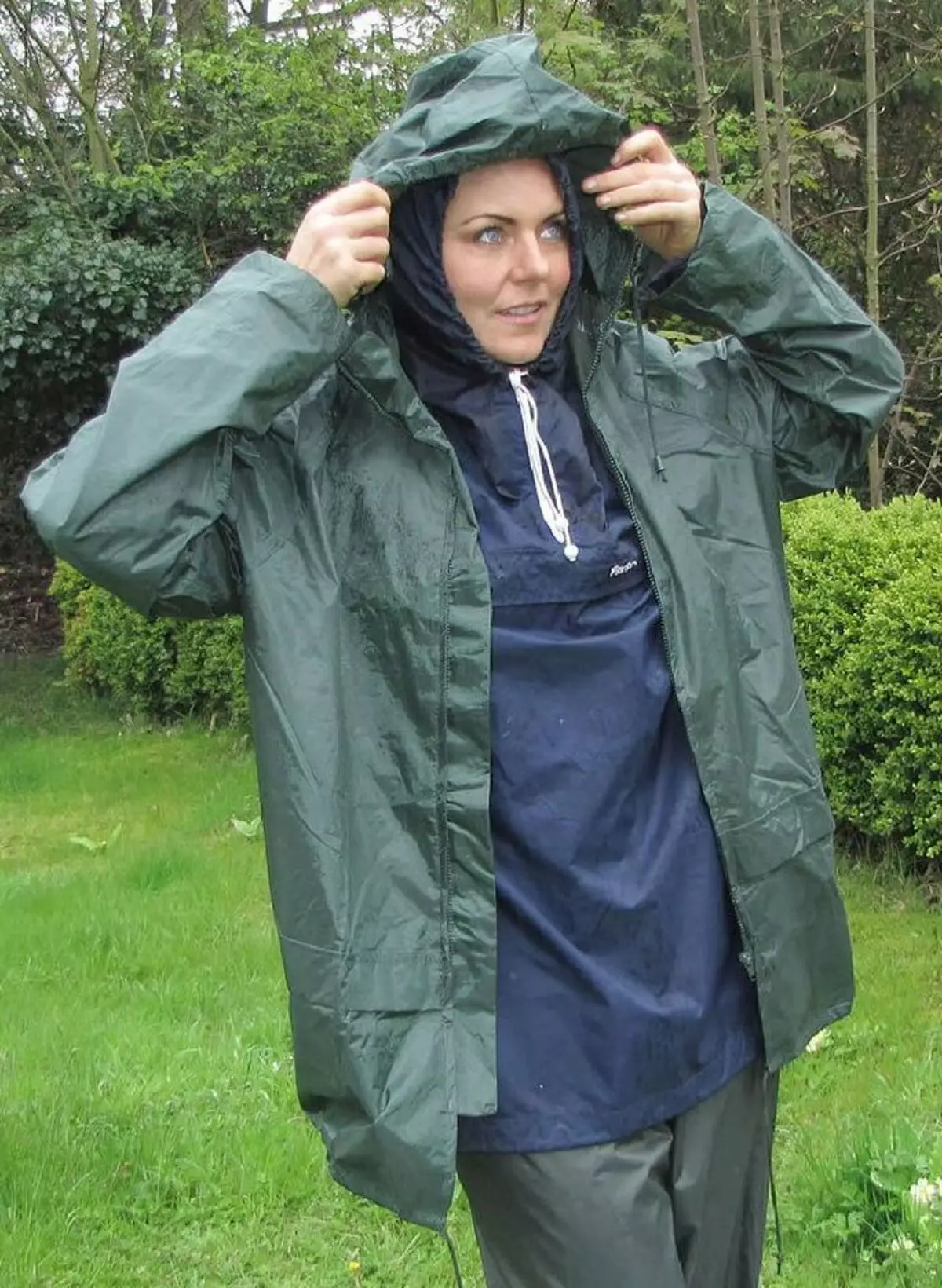 Fırtına Ceketi (40 Fotoğraf): Bir Kadın Branda Turist Fırtına Ceketi Giyiniz 445_10