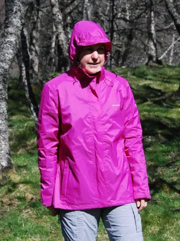 Fırtına Ceketi (40 Fotoğraf): Bir Kadın Branda Turist Fırtına Ceketi Giyiniz 445_23