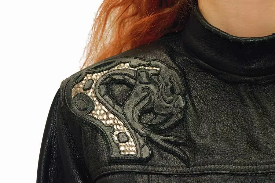 Jalur pada jaket (41 foto): di belakang, dada dan lengan, jalur basikal 447_23