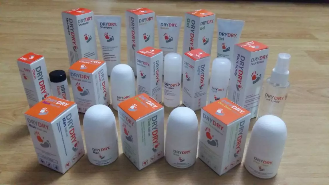 Desodorantes secos secos (34 fotos): tipos de antiperspirantes, instrucións para o seu uso. ¿A composición dos desodorantes é perigoso? Revisións de médicos 4546_20