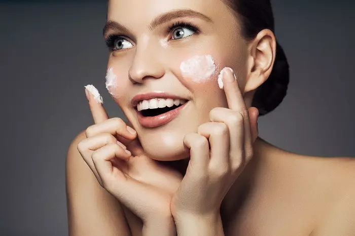 Avon Cosmetics (21 foto's): informatie over het cosmetische bedrijf. Wat is de landproducent? Beoordeling van decoratieve en zorgzame cosmetica, beoordelingen van cosmetologen 4566_21