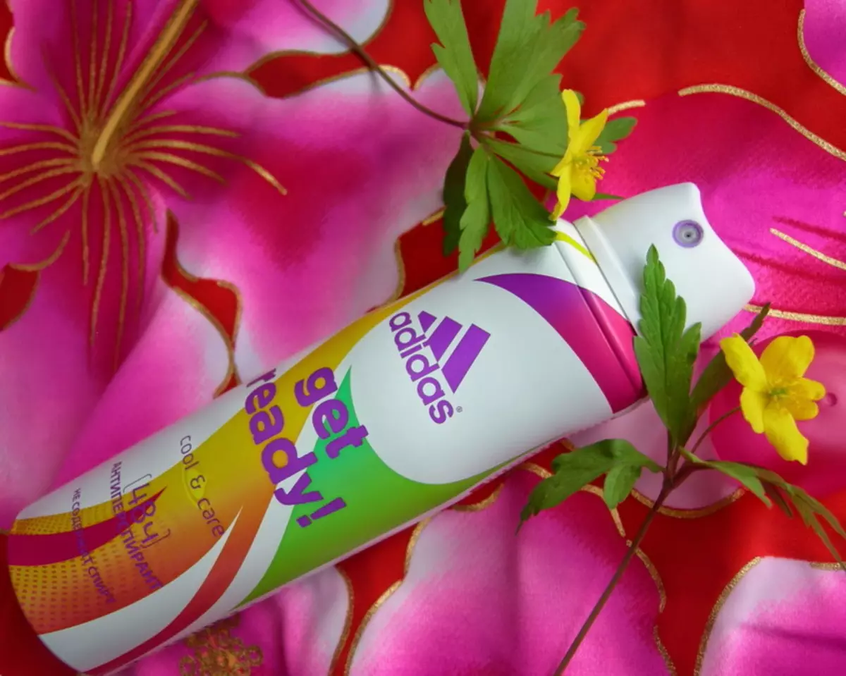 Iklan: Bola awéwé sareng lalaki sareng deodorants sanés-antiperspirs. Siap sareng kimachool, és sénsitip sareng pilihan sanés. Ulasan 4572_13