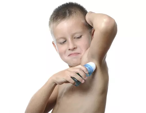 Barns deodorant för armhålorna: valet av antiperspirant från svett för ungdomar och pojkar 7, 8, 9, 10 år gamla. Hur man använder? 4575_21