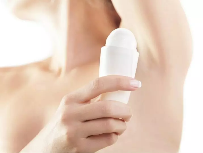 Dezodoransi s povećanim znojenjem: ocjena najboljih antiperspiranta za žene, otkrivajući dezodoranse 4676_10