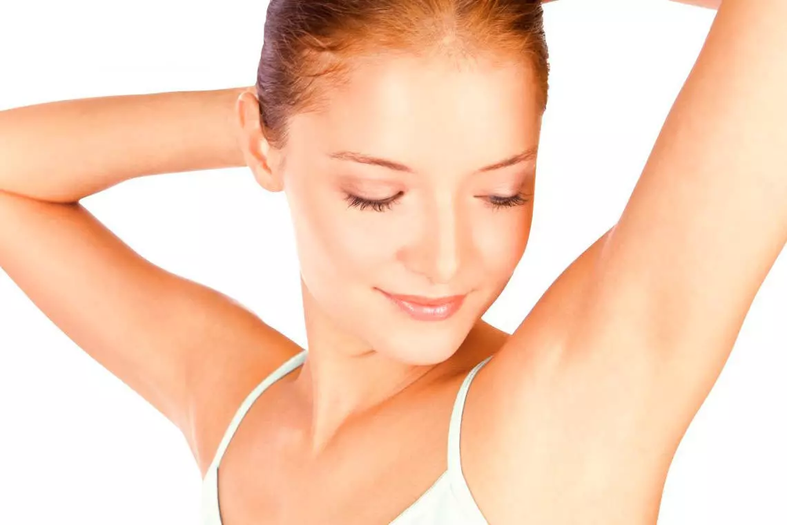 Deodoran dengan peningkatan keringat: peringkat antiperspiran terbaik untuk wanita, mengungkapkan deodoran 4676_3