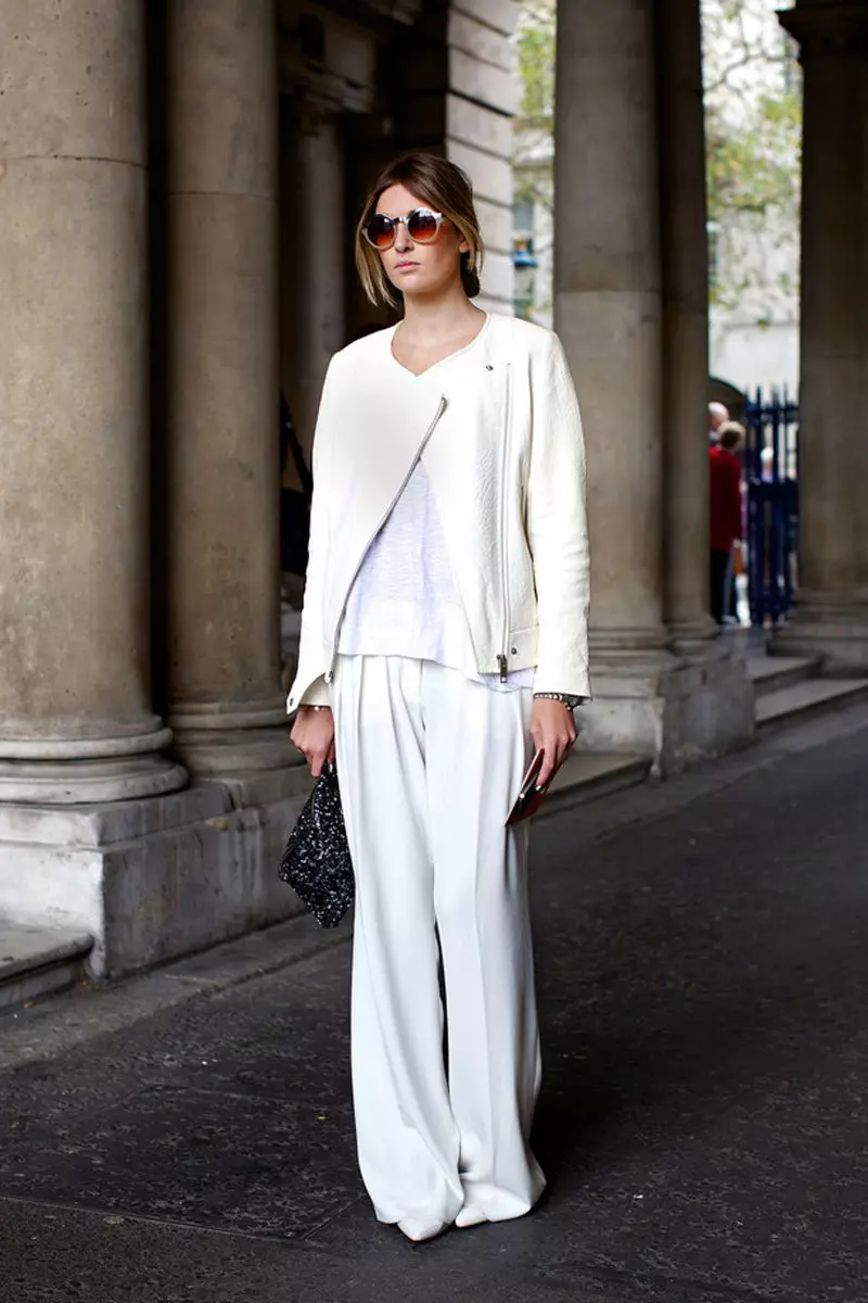 Бели јакни (37 фотографии): Женски модели, со што да носат 468_26
