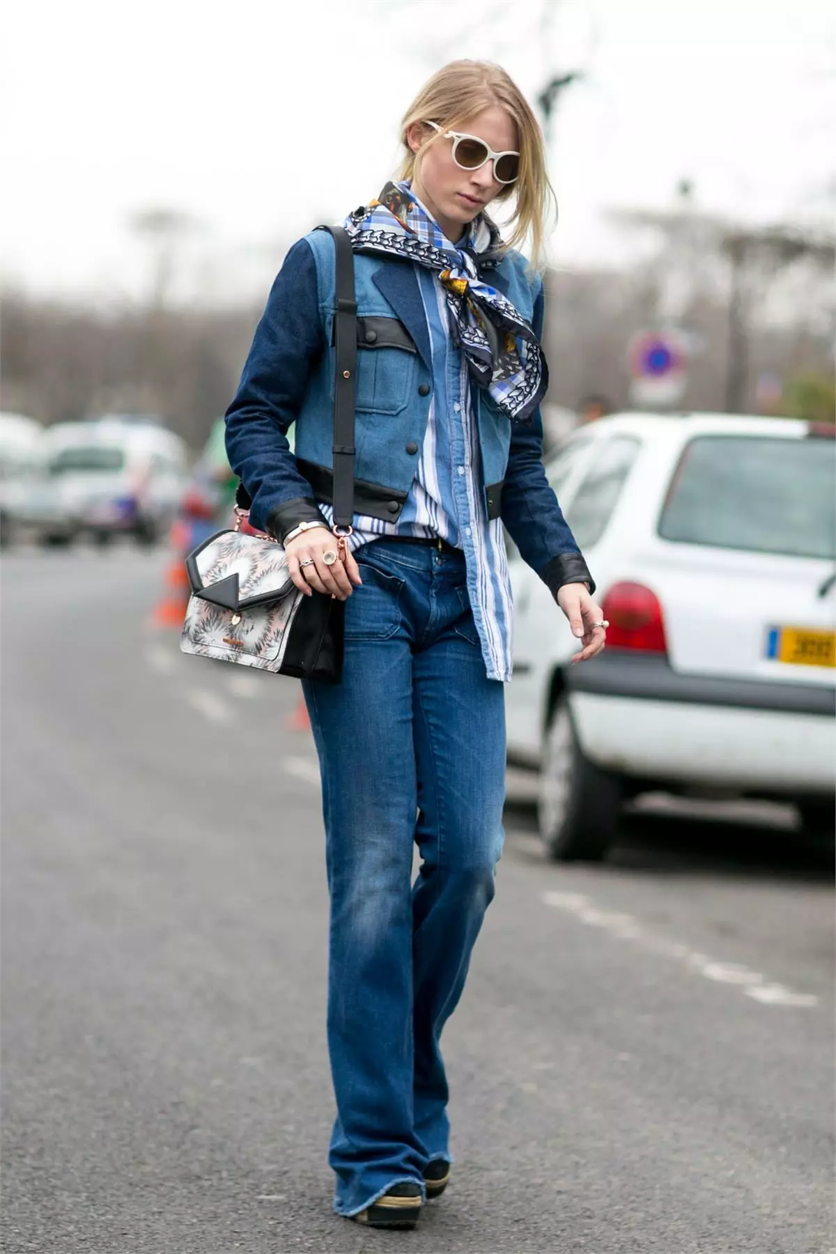 Qué llevar una chaqueta de mezclilla (116 fotos): espectaculares cebollas e imágenes, con jeans, sundress, falda, camisa, con qué combinar jeans 470_113