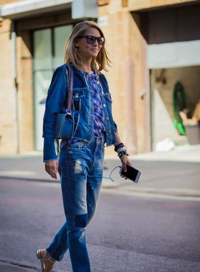 Qué llevar una chaqueta de mezclilla (116 fotos): espectaculares cebollas e imágenes, con jeans, sundress, falda, camisa, con qué combinar jeans 470_35