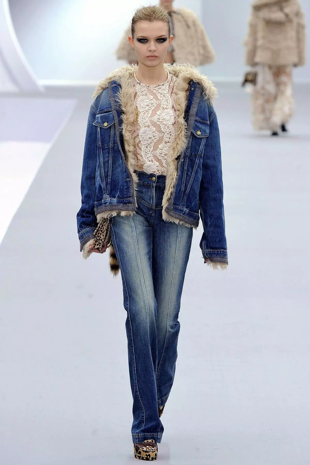 Qué llevar una chaqueta de mezclilla (116 fotos): espectaculares cebollas e imágenes, con jeans, sundress, falda, camisa, con qué combinar jeans 470_38