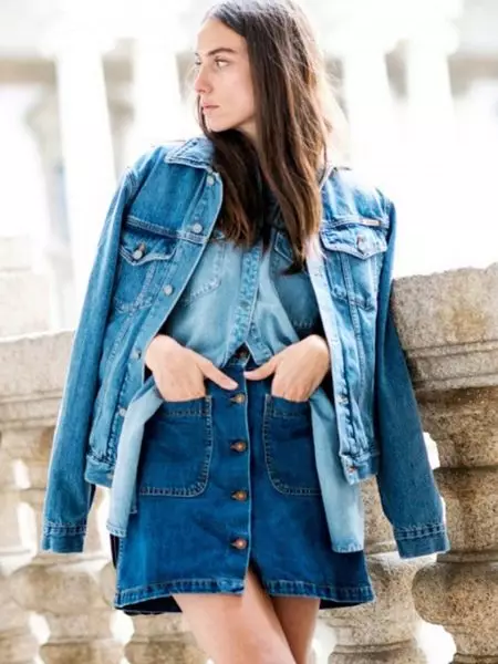 რა უნდა ატაროს denim jacket (116 ფოტო): სანახაობრივი ხახვი და სურათები, ერთად ჯინსების, sundress, skirt, პერანგი, რა დააკავშიროთ ჯინსების 470_64