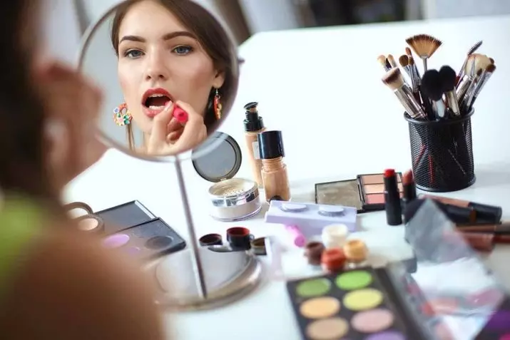 Mac kosmeetika: ettevõtete parimate lahkumise ja dekoratiivsete toodete komplekti, ostjate ja meikide ülevaated 4724_28