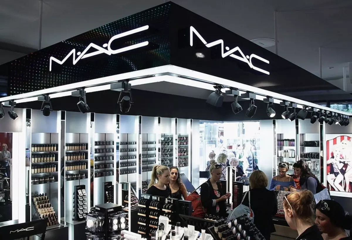 Mac kosmeetika: ettevõtete parimate lahkumise ja dekoratiivsete toodete komplekti, ostjate ja meikide ülevaated 4724_32