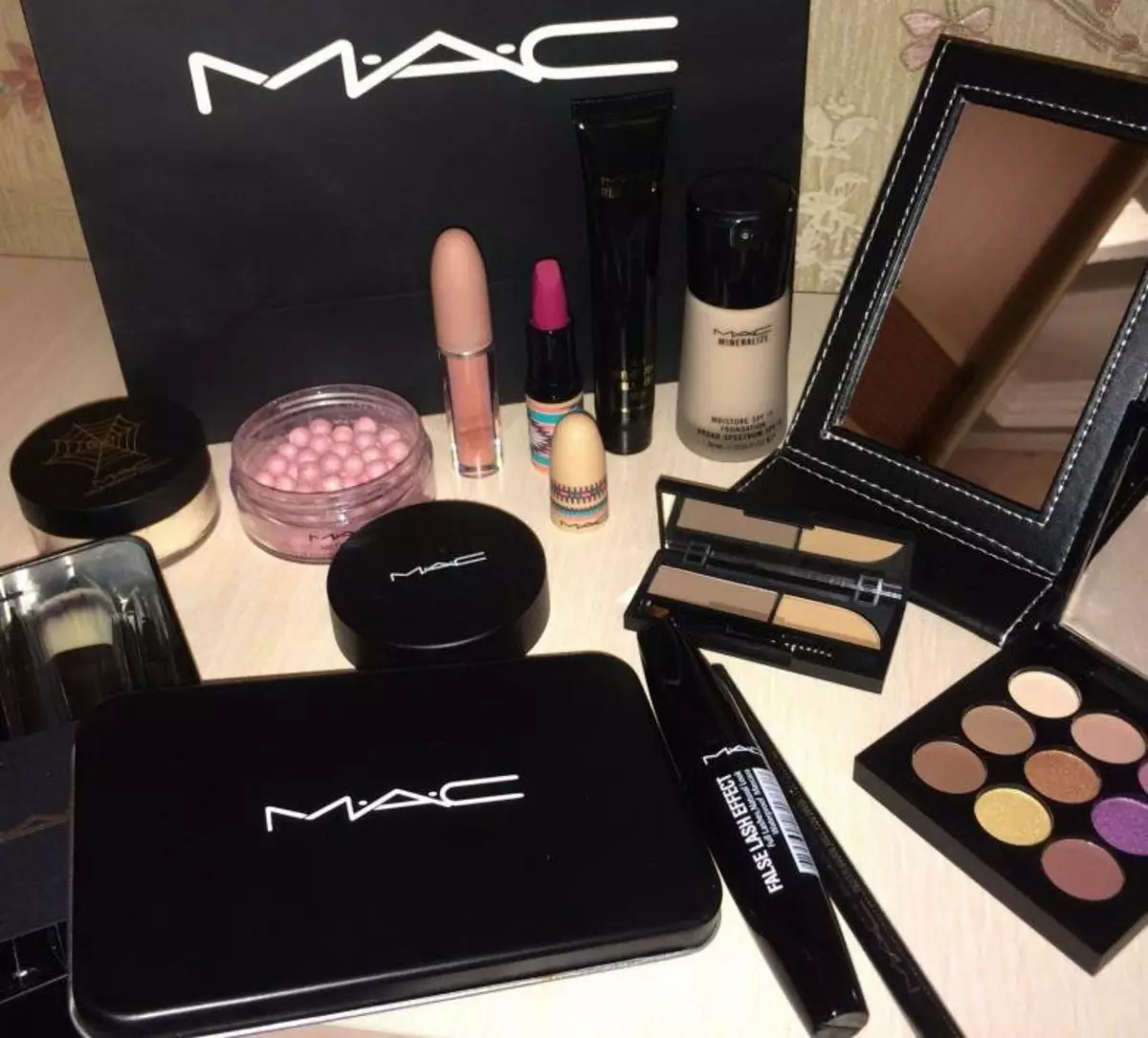 Mac kozmetikumok: a vállalat legjobb elhagyása és dekoratív termékei, a vásárlók és a sminkművészek áttekintése 4724_33