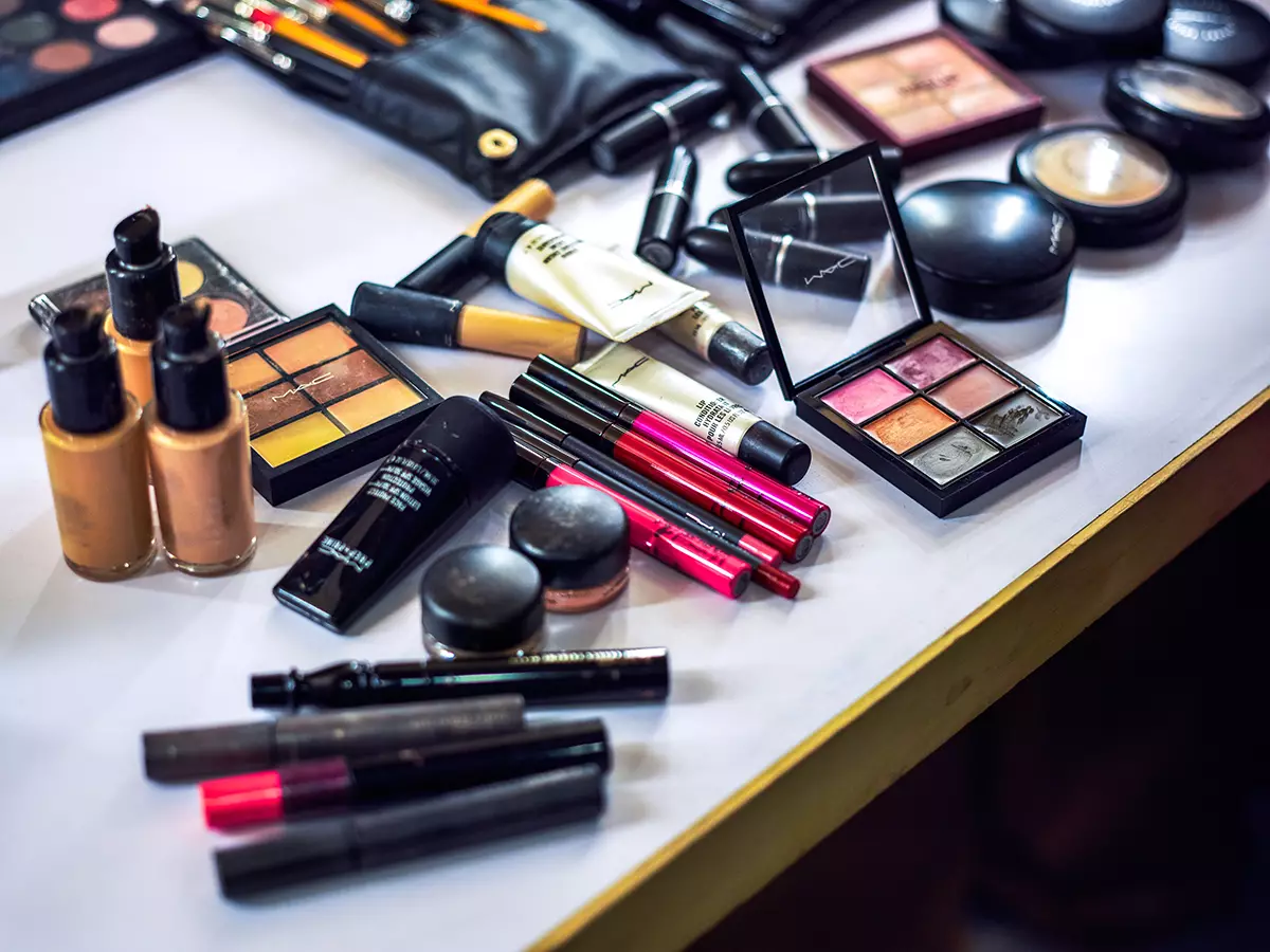 Mac kosmetika: uppsättningar av de bästa lämnar och dekorativa produkterna i företaget, recensioner av köpare och makeupartister 4724_45