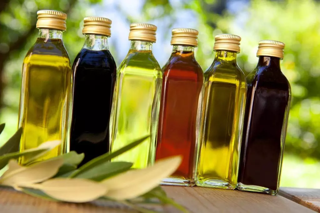 Haaröl (37 Fotos): Was ist das beste und nützliche ätherische Öl? Anwendung von Pfirsich und marokkanischen Mitteln, Bewertungen 4751_5