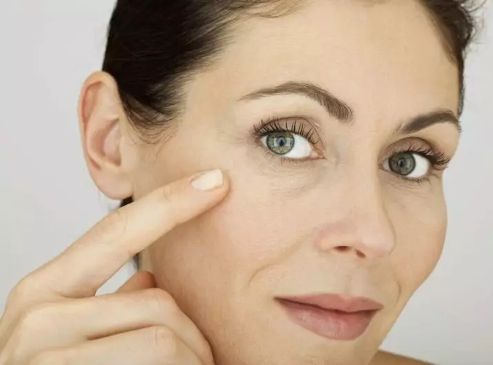 Kamferolie voor gezicht: toepassing van dergelijke maskers in cosmetologie van acne en rimpels op de huid rond de ogen, beoordelingen 4824_9