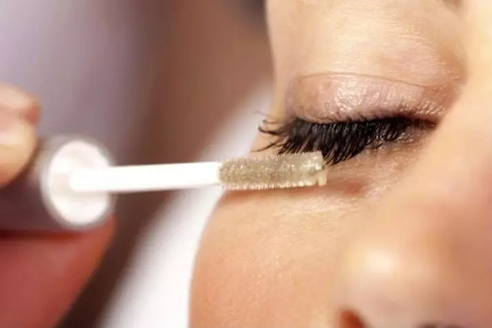 Kastirsko ulje za oči (23 fotografije): Metode za uporabu za trepavice i obrve. Kako se prijaviti i koliko će zadržati? Recenzije 4835_11